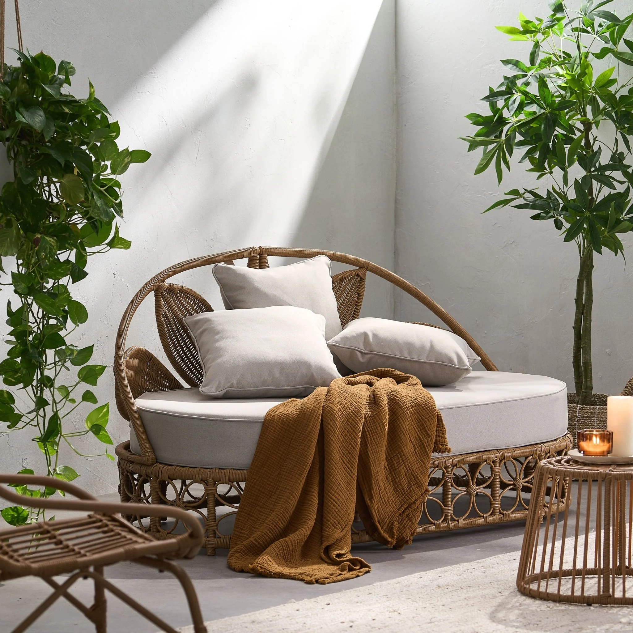 Outdoor Wicker Daybed With Pillows - Image 4