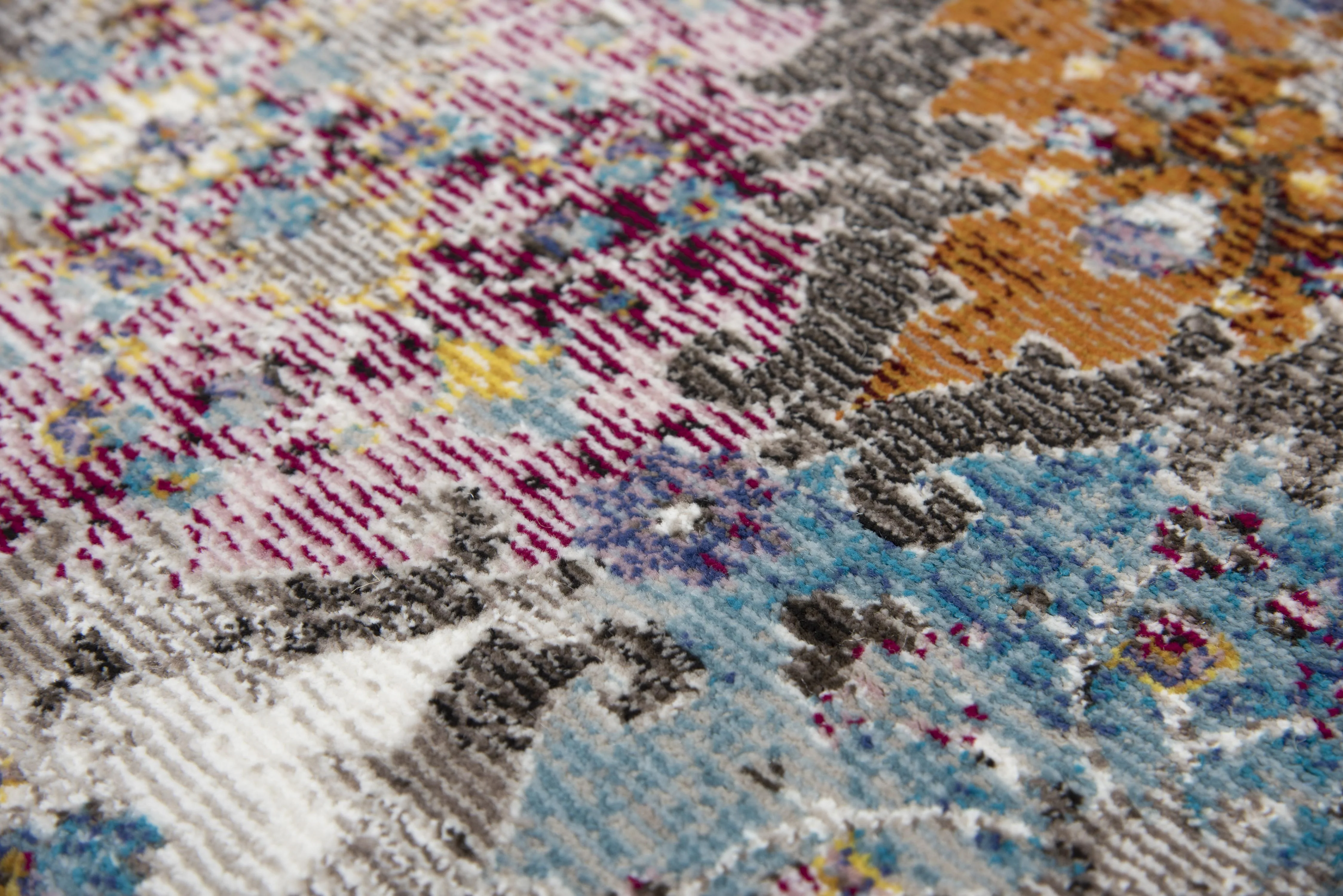 Power Loomed Persian/Diamond Area Rug - Image 3